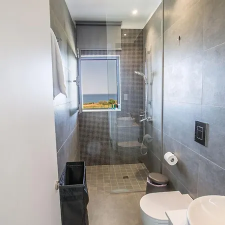 Papadopo - Luxury 3 Bedroom With Private Pool, Hot Tub And Sea Views Paralimni