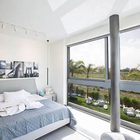 Papadopo - Luxury 3 Bedroom With Private Pool, Hot Tub And Sea Views * Paralimni