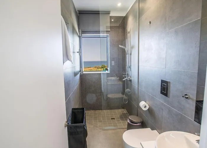 Papadopo - Luxury 3 Bedroom With Private Pool, Hot Tub And Sea Views Paralímni