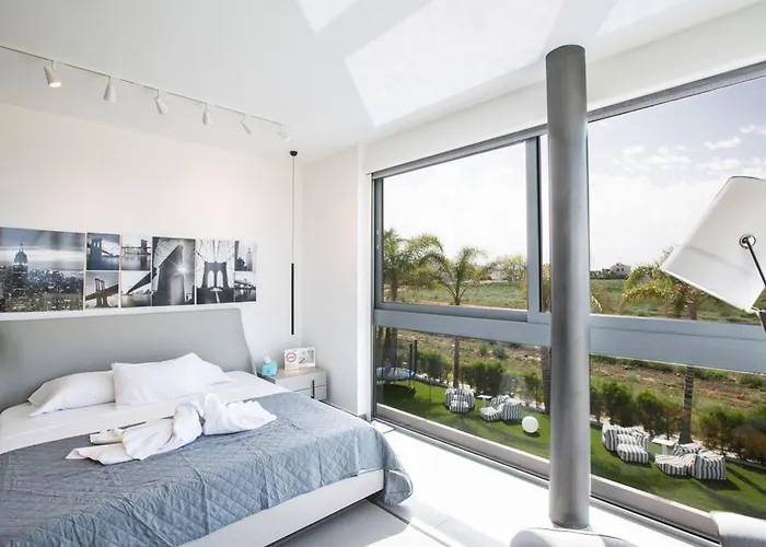 Papadopo - Luxury 3 Bedroom With Private Pool, Hot Tub And Sea Views * Paralímni