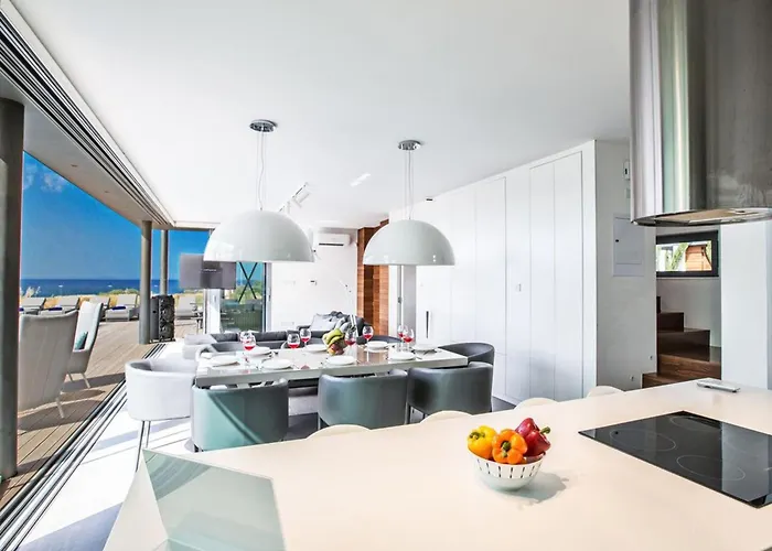 Villa Papadopo - Luxury 3 Bedroom With Private Pool, Hot Tub And Sea Views Paralímni