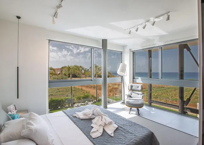 Papadopo - Luxury 3 Bedroom With Private Pool, Hot Tub And Sea Views Paralímni