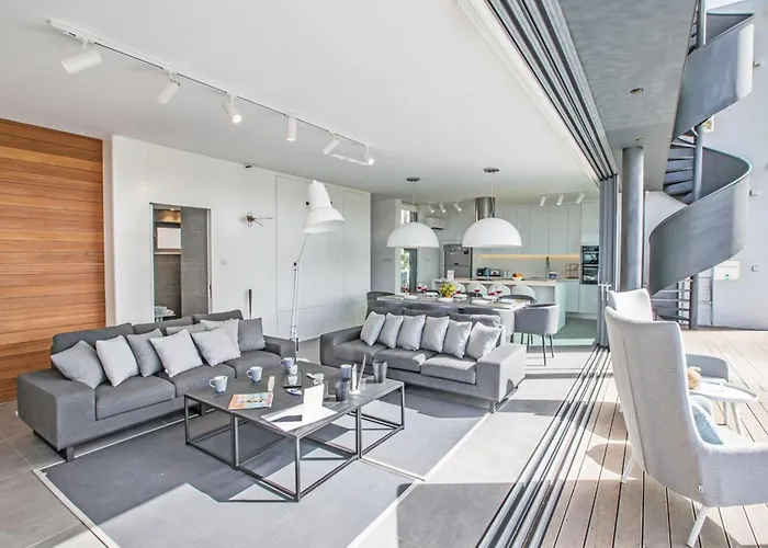 Papadopo - Luxury 3 Bedroom With Private Pool, Hot Tub And Sea Views Paralímni