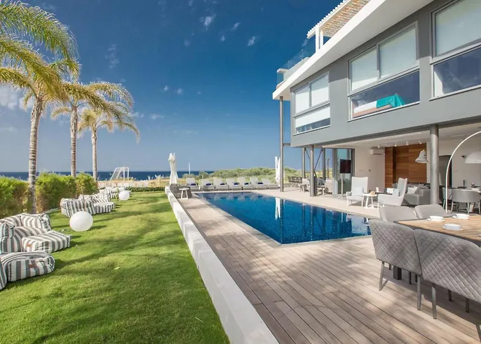 Papadopo - Luxury 3 Bedroom With Private Pool, Hot Tub And Sea Views Paralímni