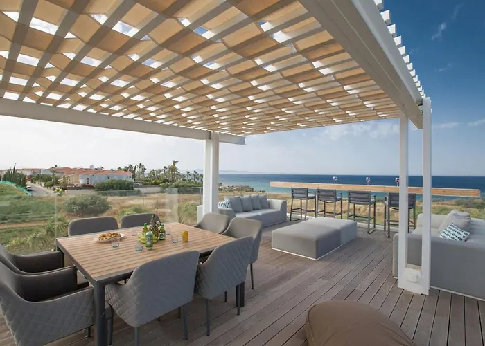 Papadopo - Luxury 3 Bedroom With Private Pool, Hot Tub And Sea Views Paralímni