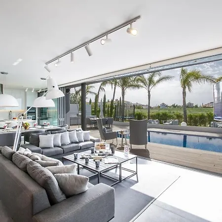 Villa Papadopo - Luxury 3 Bedroom With Private Pool, Hot Tub And Sea Views Paralimni