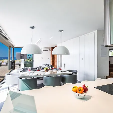 Villa Papadopo - Luxury 3 Bedroom With Private Pool, Hot Tub And Sea Views Paralímni