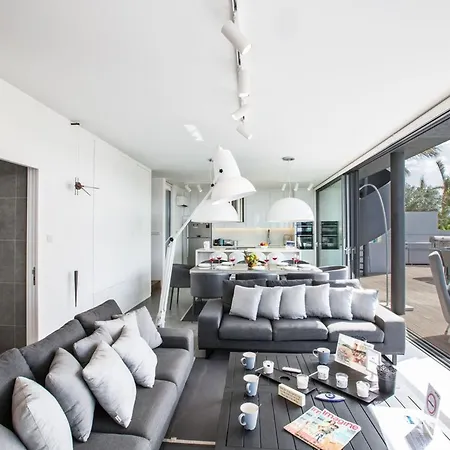 Papadopo - Luxury 3 Bedroom With Private Pool, Hot Tub And Sea Views * Paralímni