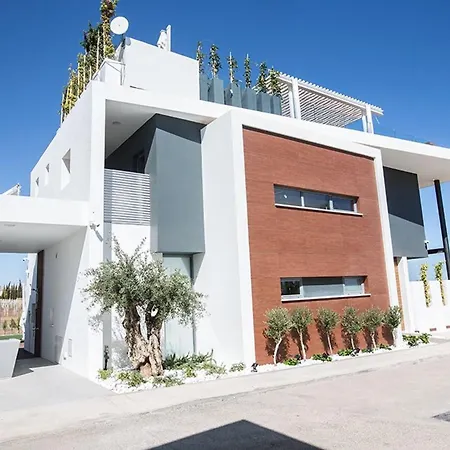 Papadopo - Luxury 3 Bedroom With Private Pool, Hot Tub And Sea Views Villa Paralímni