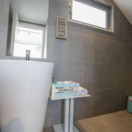 Papadopo - Luxury 3 Bedroom With Private Pool, Hot Tub And Sea Views Paralimni