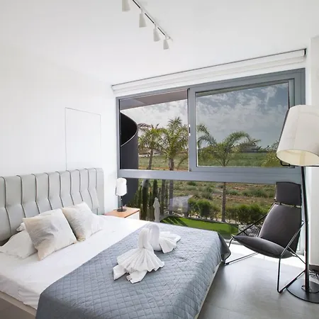 Villa Papadopo - Luxury 3 Bedroom With Private Pool, Hot Tub And Sea Views Paralímni