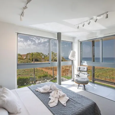 Papadopo - Luxury 3 Bedroom With Private Pool, Hot Tub And Sea Views Paralímni