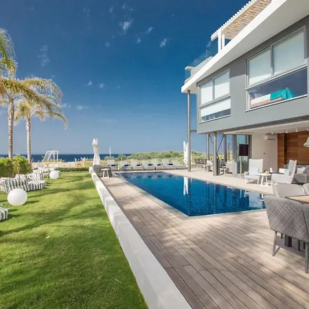 Papadopo - Luxury 3 Bedroom With Private Pool, Hot Tub And Sea Views Paralímni