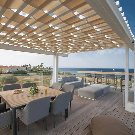 Papadopo - Luxury 3 Bedroom With Private Pool, Hot Tub And Sea Views Paralimni