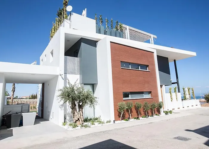 Papadopo - Luxury 3 Bedroom With Private Pool, Hot Tub And Sea Views Villa Paralimni