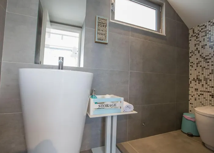 Papadopo - Luxury 3 Bedroom With Private Pool, Hot Tub And Sea Views Paralimni