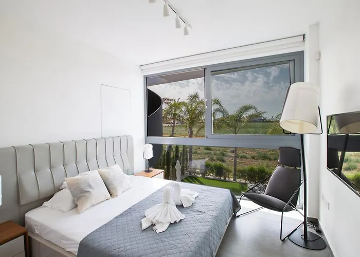 Villa Papadopo - Luxury 3 Bedroom With Private Pool, Hot Tub And Sea Views Paralimni